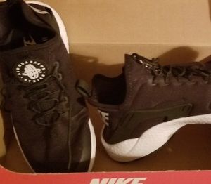 Size 8 black and white huarache